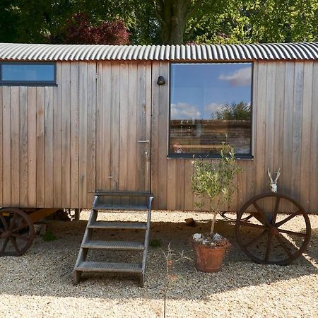 Hut64 Villa Alderbury Exterior photo
