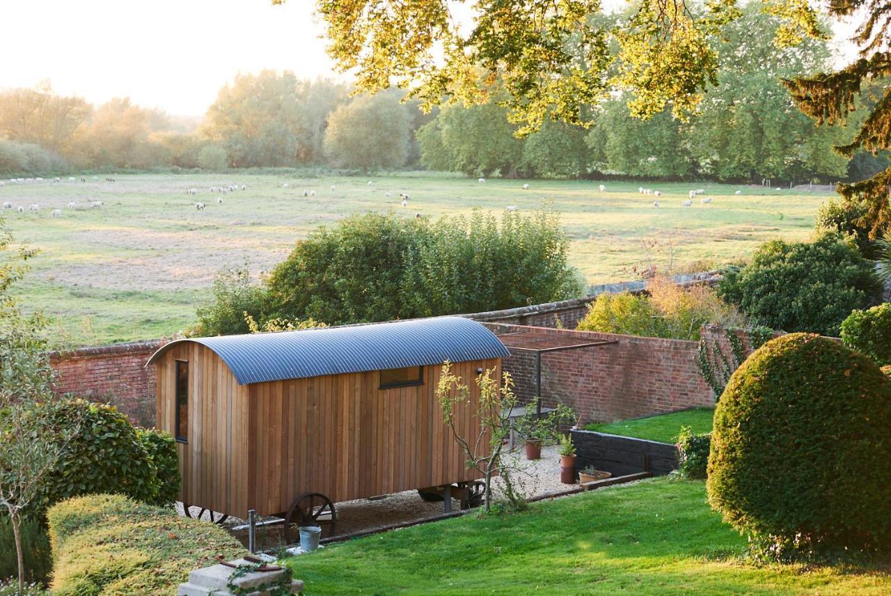 Hut64 Villa Alderbury Exterior photo