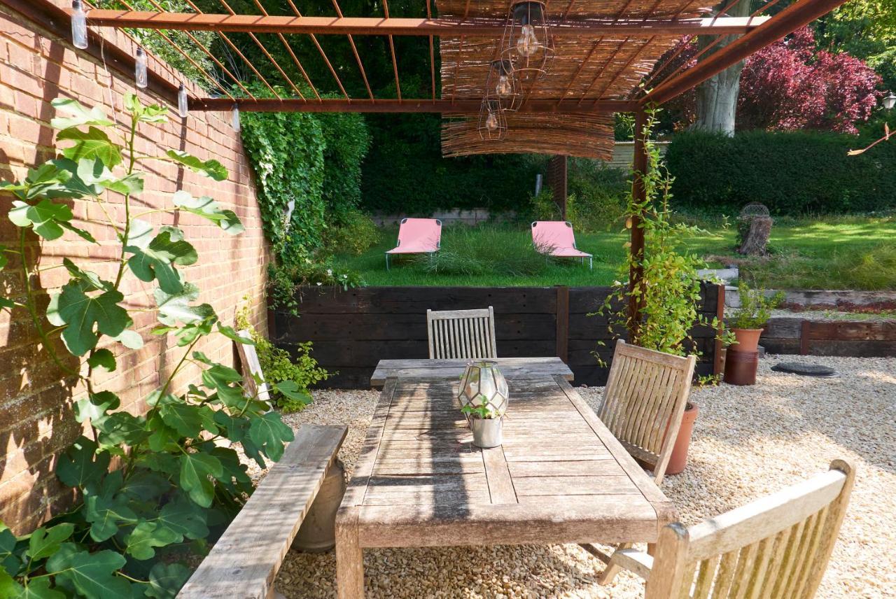 Hut64 Villa Alderbury Exterior photo