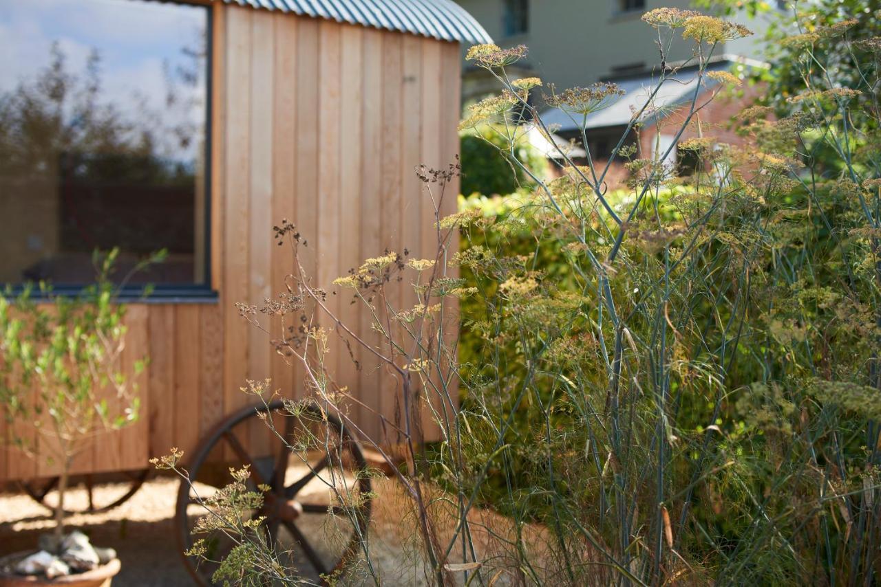 Hut64 Villa Alderbury Exterior photo