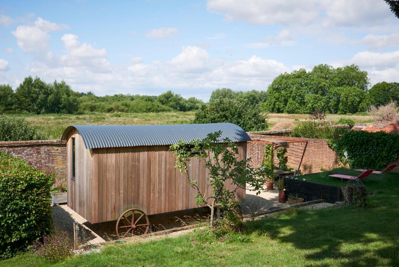 Hut64 Villa Alderbury Exterior photo