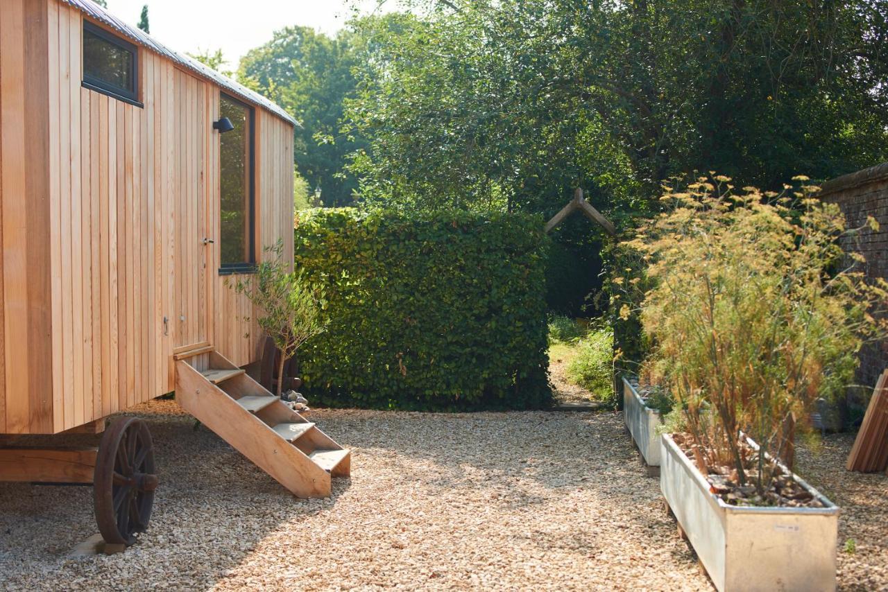 Hut64 Villa Alderbury Exterior photo