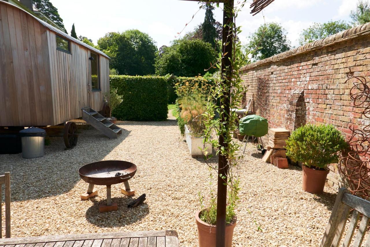 Hut64 Villa Alderbury Exterior photo